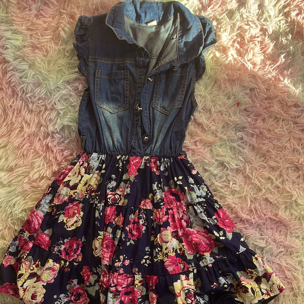 Size 130 girls summer and spring dress looks more like a size 6